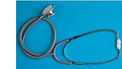 STETOFONENDOSCOPIO LEGGERO, GIREVOLE, CON MEMBRANA ED ANELLINO GOMMA NELLO STETOSCOPIO. ARCHETTO BIAURICOLARE PER AUSCULTAZIONE CON MOLLA ESTERNA - Pharmaleader