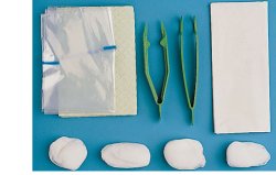 SET PER MEDICAZIONE MEDIUM CONTENENTE PINZA AD ANELLI, PINZA ANATOMICA, 4 TAMPONI, SACCHETTO DI CARTA PER RESIDUI, TELO IMPERMEABILE/ASSORBENTE, 2 GUANTI IN LATTICE - Pharmaleader